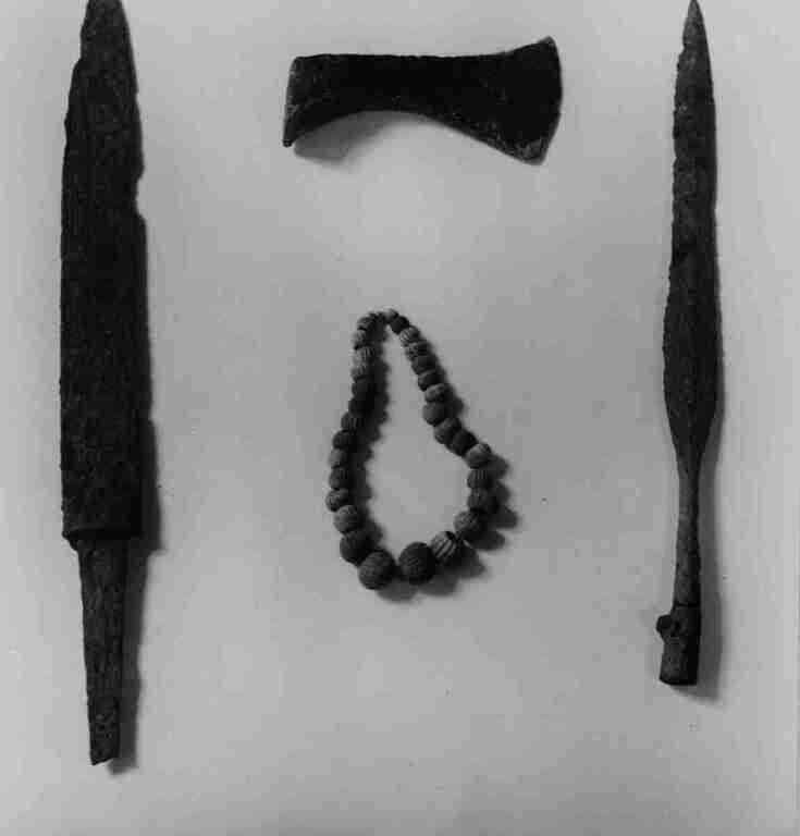 2. Collier de perles et armes franques